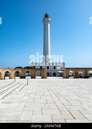 Italia, in provincia di Lecce e Santa Maria di Leuca, alto faro bianco in piedi contro il cielo chiaro Foto Stock