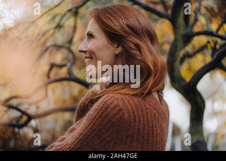 Ritratto di una donna felice in autunno Foto Stock