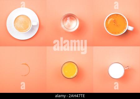 Collage di diverse bevande su un sfondo di corallo - caffè, latte, acqua, succhi di frutta e tè. Vista superiore, piatto laici. Foto Stock