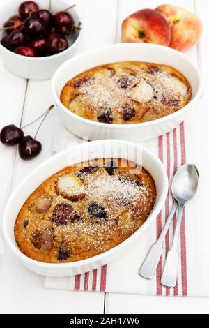 Bocce di glutine in casa con clafoutis di ciliegie, di pesche e mandorle Foto Stock