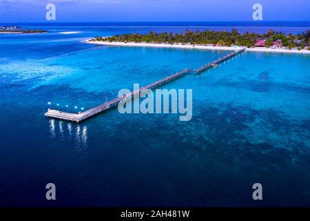 Maldive, Bodufinolhu, vista aerea del molo del centro di villeggiatura sul South Male Atoll al crepuscolo Foto Stock