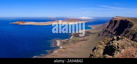 Spagna Isole Canarie, vista panoramica del Montana Clara isolotto visto dalla scogliera costiera di La Graciosa Foto Stock
