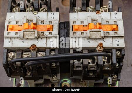 Dispositivo per un avvio regolare di elevata potenza motori elettrici. Apparecchiature elettriche. Close-up di usato avviamento elettromagnetico. Messa a fuoco selettiva. Il livello degli occhi s Foto Stock