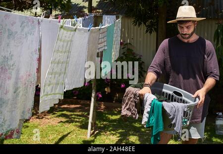 Uomo di riagganciare servizio lavanderia esterno Foto Stock