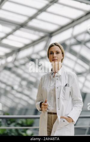 Ritratto di un fiducioso medico donna Foto Stock