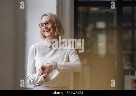 Felice coppia imprenditrice nella finestra di office Foto Stock