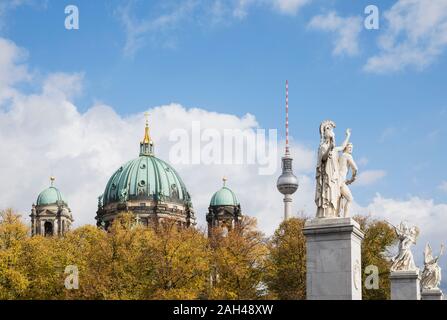 Germania, Berlino, statue di Schlossbrucke con la Cattedrale di Berlino Berlino e la Torre della TV in background Foto Stock