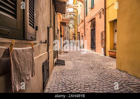 Stretto vicolo in Noli, Liguria, Italia Foto Stock