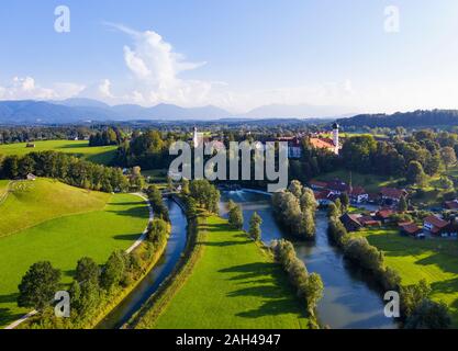 In Germania, in Baviera, Eurasburg, vista aerea del fiume Loisach e campagna città Foto Stock