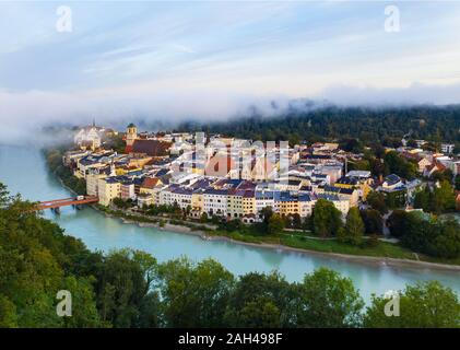 In Germania, in Baviera, Wasserburg am Inn, vista aerea di uno spessore di nebbia mattutina avvolgenti vecchia città sul fiume Foto Stock