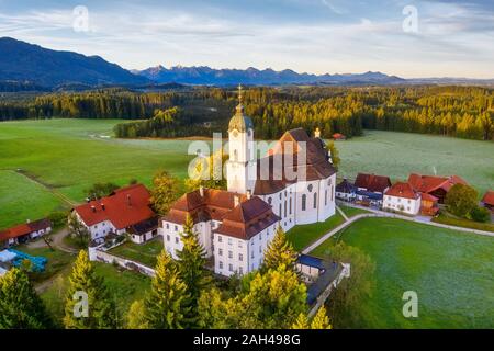 In Germania, in Baviera, Baviera, Pfaffenwinkel, Wies, veduta aerea della chiesa del pellegrinaggio di Wies al flagellato Salvatore Foto Stock