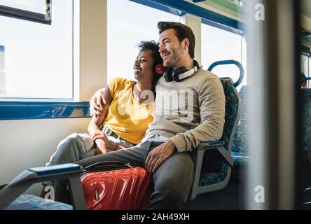 Coppia giovane rilassante in un treno Foto Stock