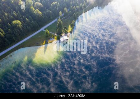 In Germania, in Baviera, Mittenwald, vista aerea del rifugio appartato in piedi sulla riva del lago Ferchensee Foto Stock
