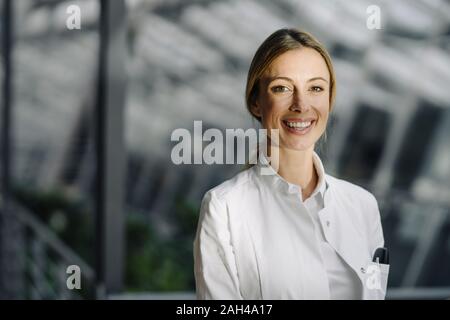 Ritratto di una donna felice medico Foto Stock