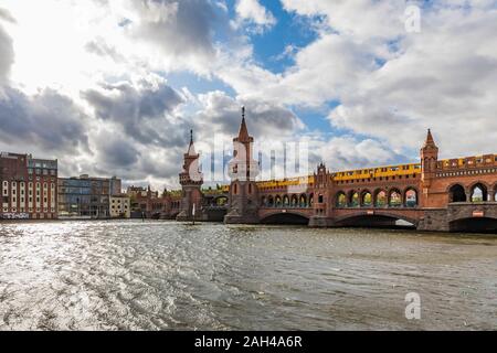 Germania, Berlino, Oberbaum ponte sul fiume Spree il collegamento di Friedrichshain e Kreuzberg Foto Stock