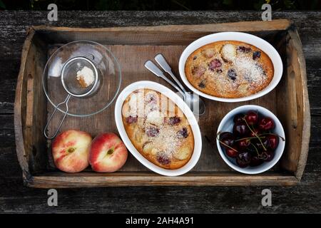 Vassoio con ciotole di fatti in casa senza glutine clafoutis Foto Stock