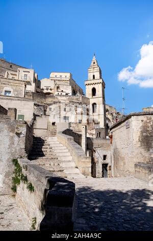 In Italia, Basilicata, Matera, vicolo e la chiesa di San Pietro Barisano Foto Stock