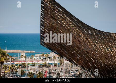 La balena scultura di Frank Gehry nel porto di Barcellona Olympic Foto Stock