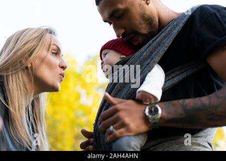 Genitori felici di trascorrere una giornata nel parco Foto Stock