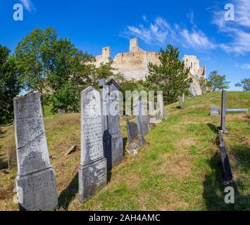 La Slovacchia, Nove Mesto nad Vahom distretto, di Beckov, vecchio cimitero di fronte le rovine del castello di Beckov Foto Stock