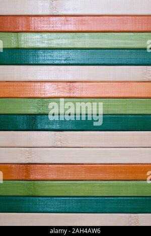 Raccolta di sfondi - parete composta da singoli colori di tavolette di legno Foto Stock