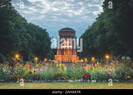 Germania, Amburgo, Planetarium in Hamburg Stadtpark al crepuscolo Foto Stock