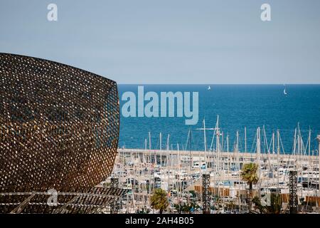 La balena scultura di Frank Gehry nel porto di Barcellona Olympic Foto Stock
