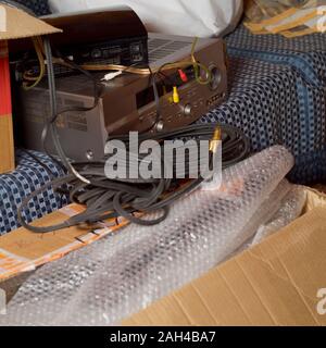Unboxed home roba elettronica in disordine, interni di close-up Foto Stock