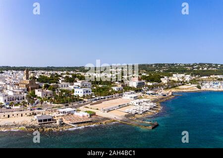 L'Italia, Puglia, della penisola salentina, Lecce Provincia, vista aerea di Santa Maria di Leuca con Harbour
