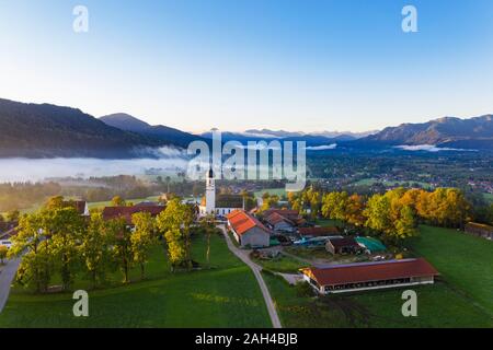 In Germania, in Baviera, Gaissach, vista aerea di Isartal presso sunrise Foto Stock