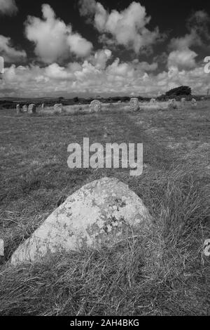 Una immagine in bianco e nero della Merry Maidens cerchio di pietra in un assolato pomeriggio di estate. Cornovaglia, Inghilterra, Regno Unito. Foto Stock