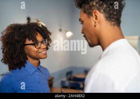 Gli studenti parlando in un cafe Foto Stock