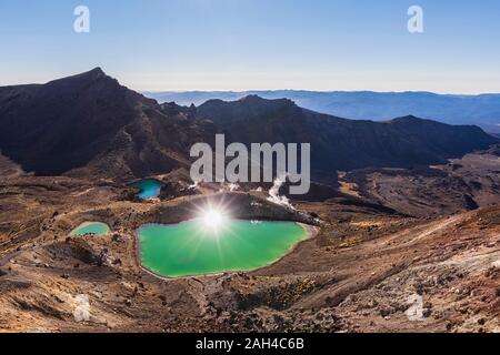 Nuova Zelanda, Isola del nord, Sun riflettendo in laghi smeraldo dell Isola del nord altopiano vulcanico Foto Stock