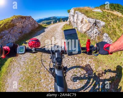 Senior uomo a cavallo con la sua bicicletta nelle Alpi Vicentino, Italia Foto Stock