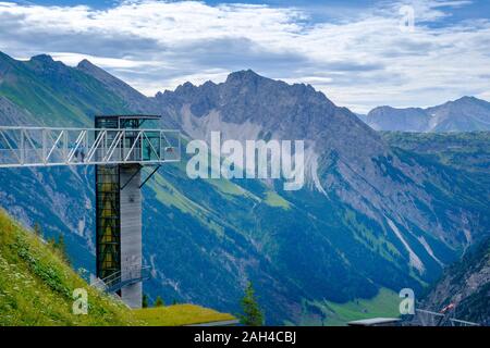 Austria Vorarlberg, Mittelberg, Skywalk affacciato sulla panoramica valle di Allgau Alpi Foto Stock