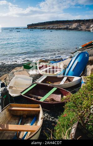 Adeje El Puertito. Tenerife. Spagna. Colorate barche a remi, in primo piano di el puertito bay Foto Stock