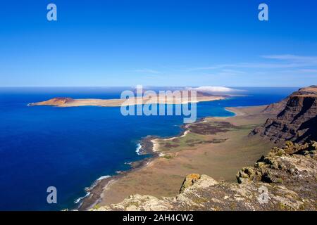 Spagna Isole Canarie, vista panoramica del Montana Clara isolotto visto dalla scogliera costiera di La Graciosa Foto Stock