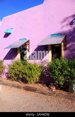 Viola le pareti dipinte con metallo ondulato tende con blu turchese accenti di James Culver negozio di cuoio in Tubac, AZ Foto Stock