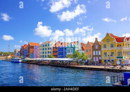 Specifiche edifici colorati a street in Curacao Foto Stock