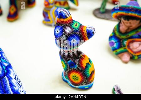 Tradizionale tallone huichol ornamento figure cultura messicana il lavoro Foto Stock