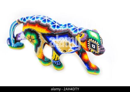 Tradizionale tallone huichol ornamento figure cultura messicana il lavoro Foto Stock