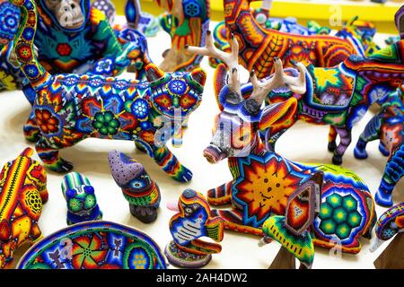 Tradizionale tallone huichol ornamento figure cultura messicana il lavoro Foto Stock