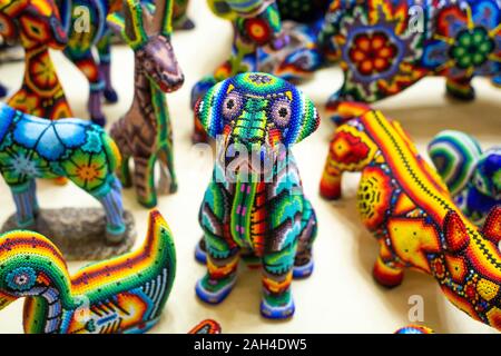 Tradizionale tallone huichol ornamento figure cultura messicana il lavoro Foto Stock