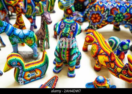 Tradizionale tallone huichol ornamento figure cultura messicana il lavoro Foto Stock