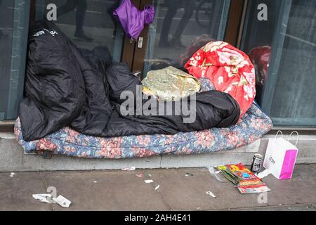 Central London, Londra, 24 dic 2019. Una persona senza dimora del rifugio di fortuna e beni in Covent Garden alla vigilia di Natale.Il numero di famiglie senza tetto di recente ha aumentato ovsr gli ultimi dodici mesi e a Londra, il crescente problema è particolarmente visibile con il numero delle traversine irregolare avente aumentate a nuovi massimi. Credito: Imageplotter/Alamy Live News Foto Stock