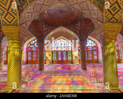 Nasir-ol-molk moschea conosciuta anche come la Moschea di rosa con luce attraverso le sue finestre di vetro macchiate, Shiraz, Iran Foto Stock