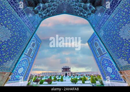 Piazza Naqshejahan al mattino attraverso la porta monumentale della moschea di Lotfollah a Isfahan, Iran Foto Stock