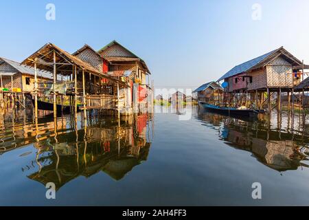 Stilt case nel villaggio galleggiante, in Lago Inle, Myanmar Foto Stock