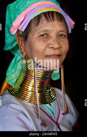 Ritratto di tribali collo lungo la donna nel Lago Inle, Myanmar Foto Stock