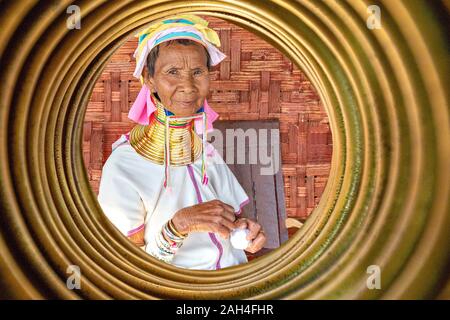 Anziani tribal lungo collo donna attraverso gli anelli dei collari, in Lago Inle, Myanmar Foto Stock